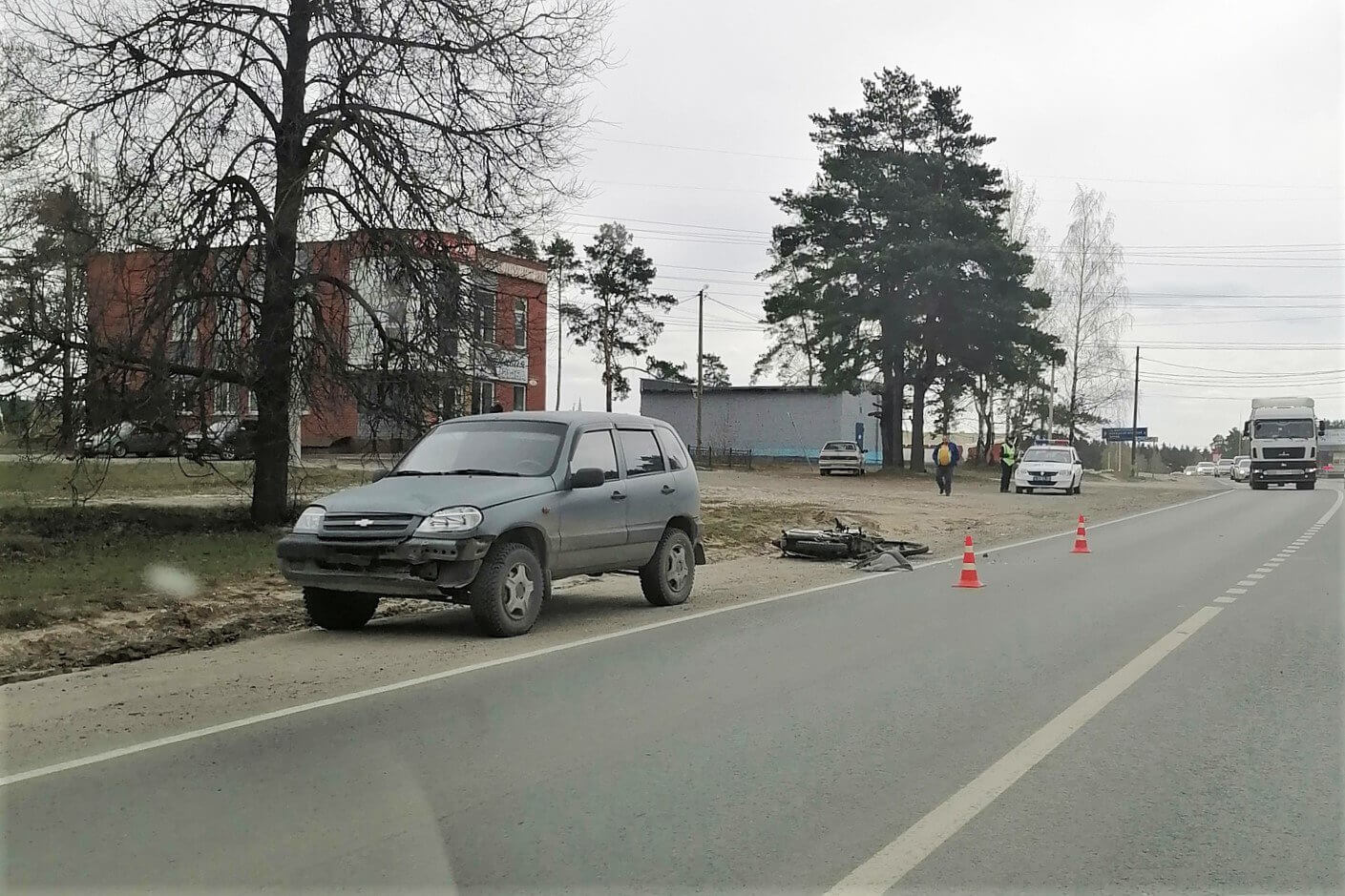 Мотоциклист сломал ногу в ДТП в Мотмосе